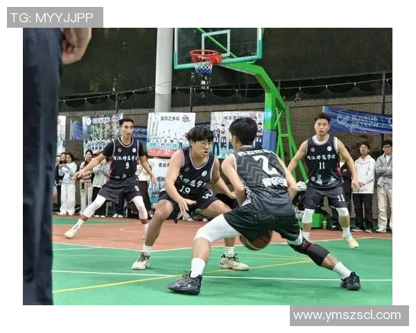 重庆篮球队的团队协作揭秘:团结拼搏成就篮球梦想 重庆篮球队的团队协作揭秘:团结拼搏成就篮球梦想